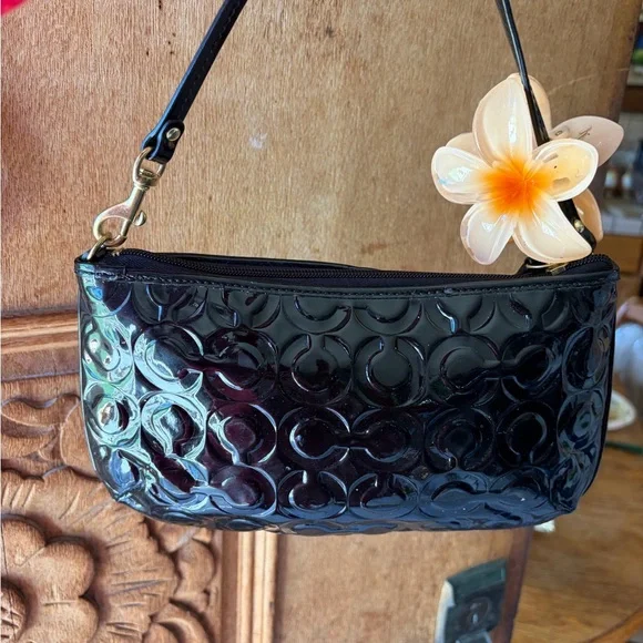 Gorgeous Y2k Liquid Glossy Black Coach pouch Baguette - Picture 5 of 8
